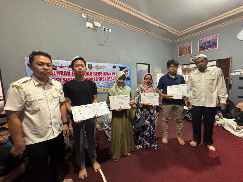 Pemerintah Desa Paliat Bagikan Beasiswa untuk 65 Siswa Berprestasi